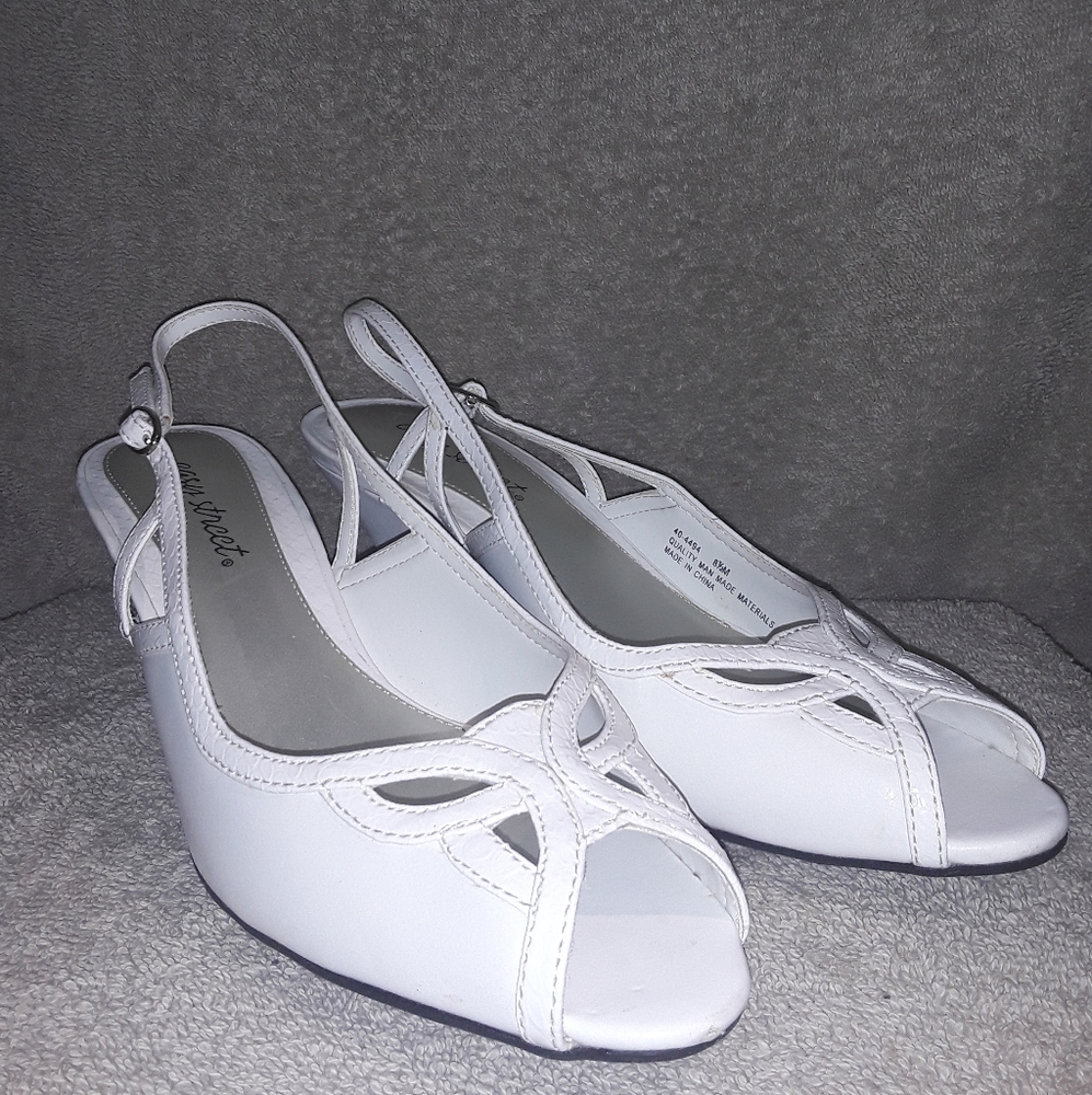 Easy Street Womens White Pumps Size 8.5 M